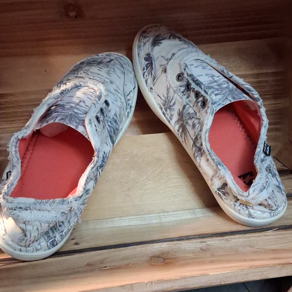 Billabong Men's Light Gray Canvas Slip-Ons with Coral Lining - Picture 5 of 10